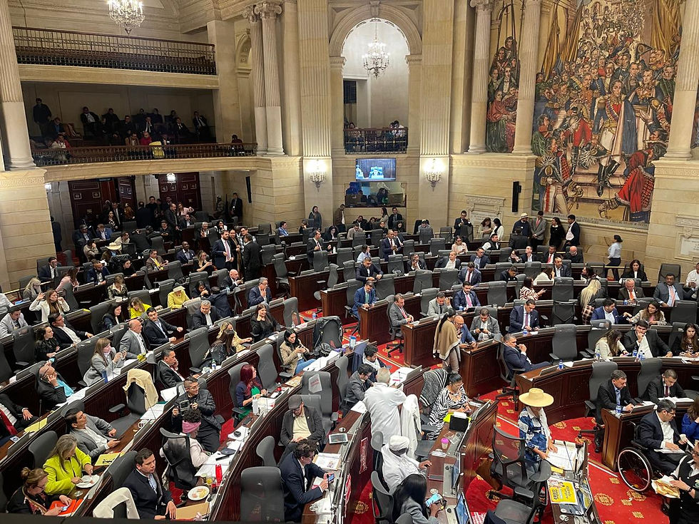 Más allá de la imagen institucional, el Congreso refleja tensiones entre representación, intereses partidistas, control político y presión ciudadana.
