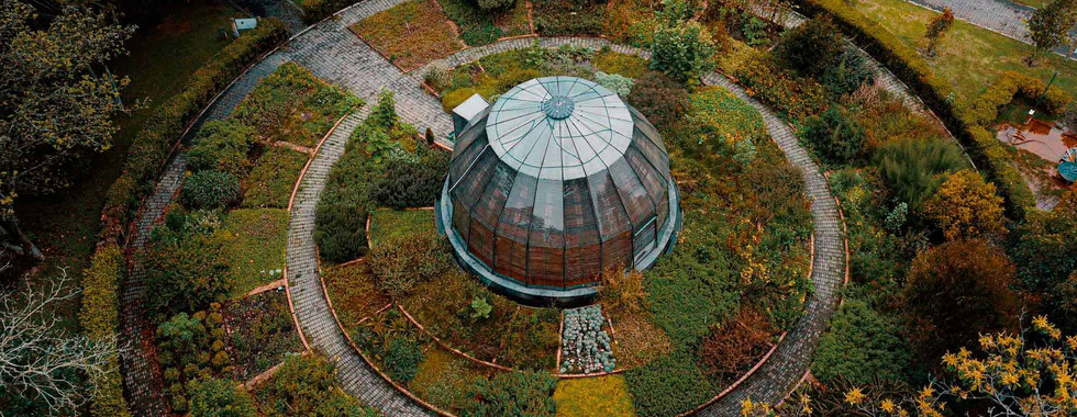 Tropicario desde el aire: una estructura que integra arquitectura y biodiversidad. Crédito: IDT.