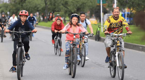 Personas aprovechan la Ciclovía para recorrer Bogotá sin tráfico y estar en familia. Crédito: IDRD.