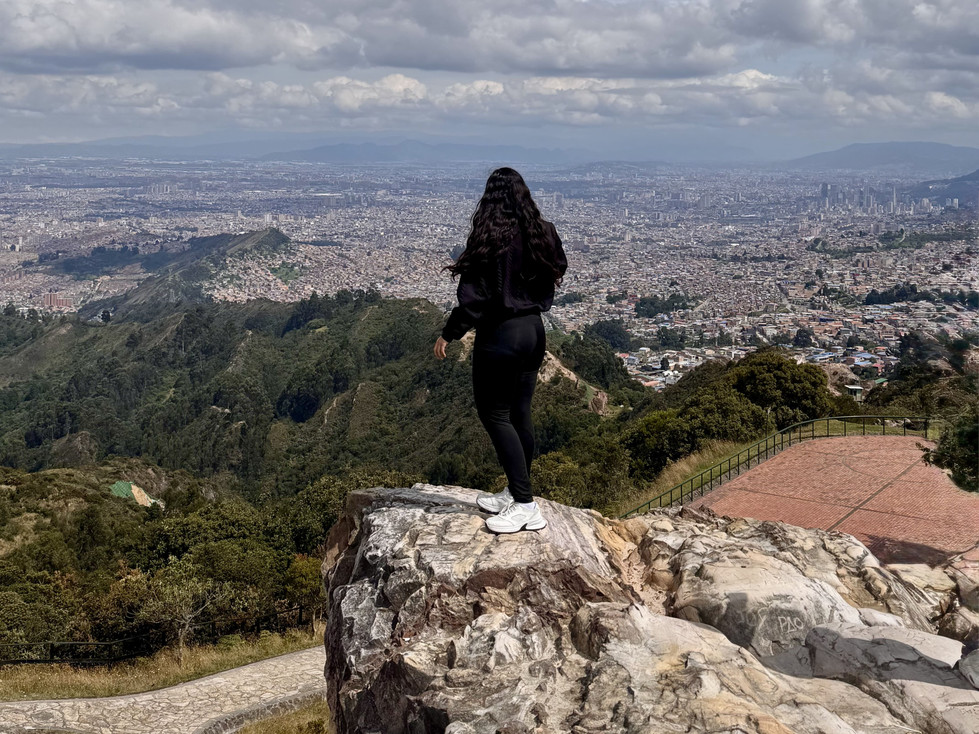 Una caminante observa la ciudad, en uno de los miradores naturales del parque. Crédito: María F. Rey