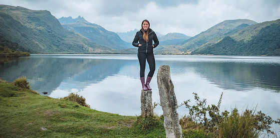 Una visitante en el páramo junto a una laguna, entre el frío y lo natural. Crédito: Guía Natours