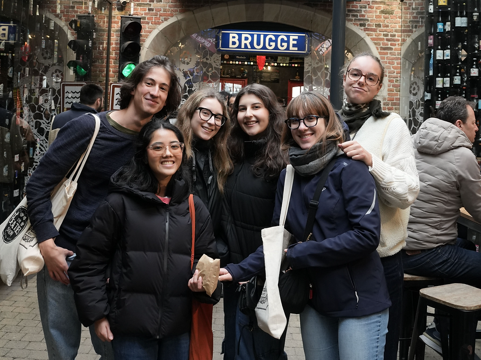 Andreas en Bruselas, junto a sus amigas.