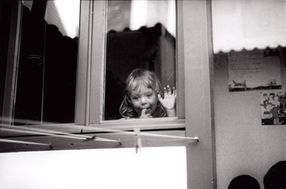 1196-34 angèle derrière la vitre.jpg