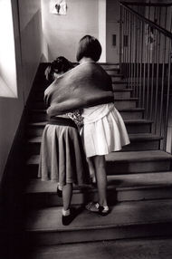 627-11a les petites chinoises dans l'escalier.jpg