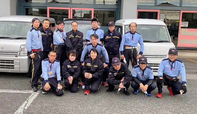 秋山運送14人集合写真_edited.jpg