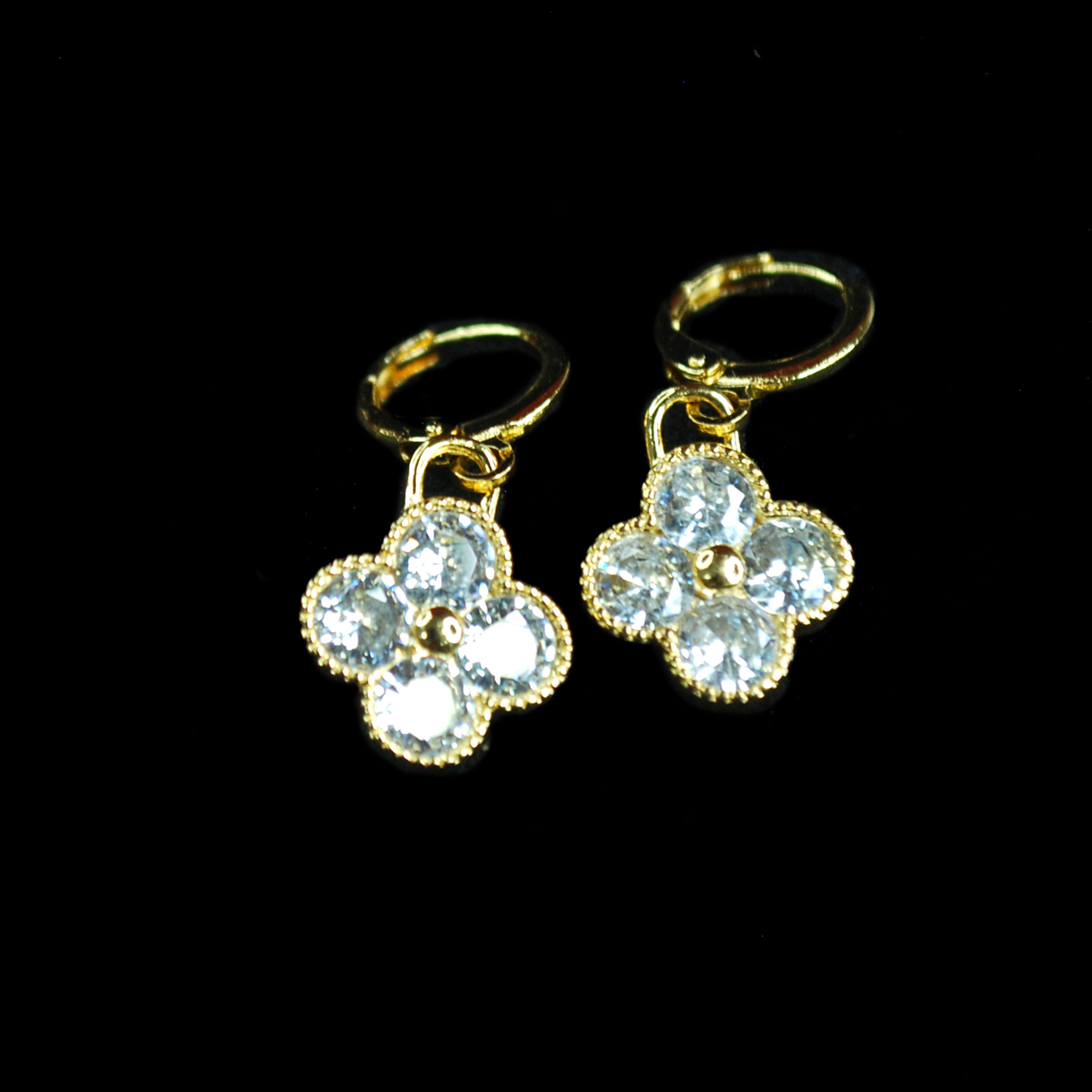 BRINCO TREVO ZIRCÔNIA CRAVEJADO FECHO CLLICK