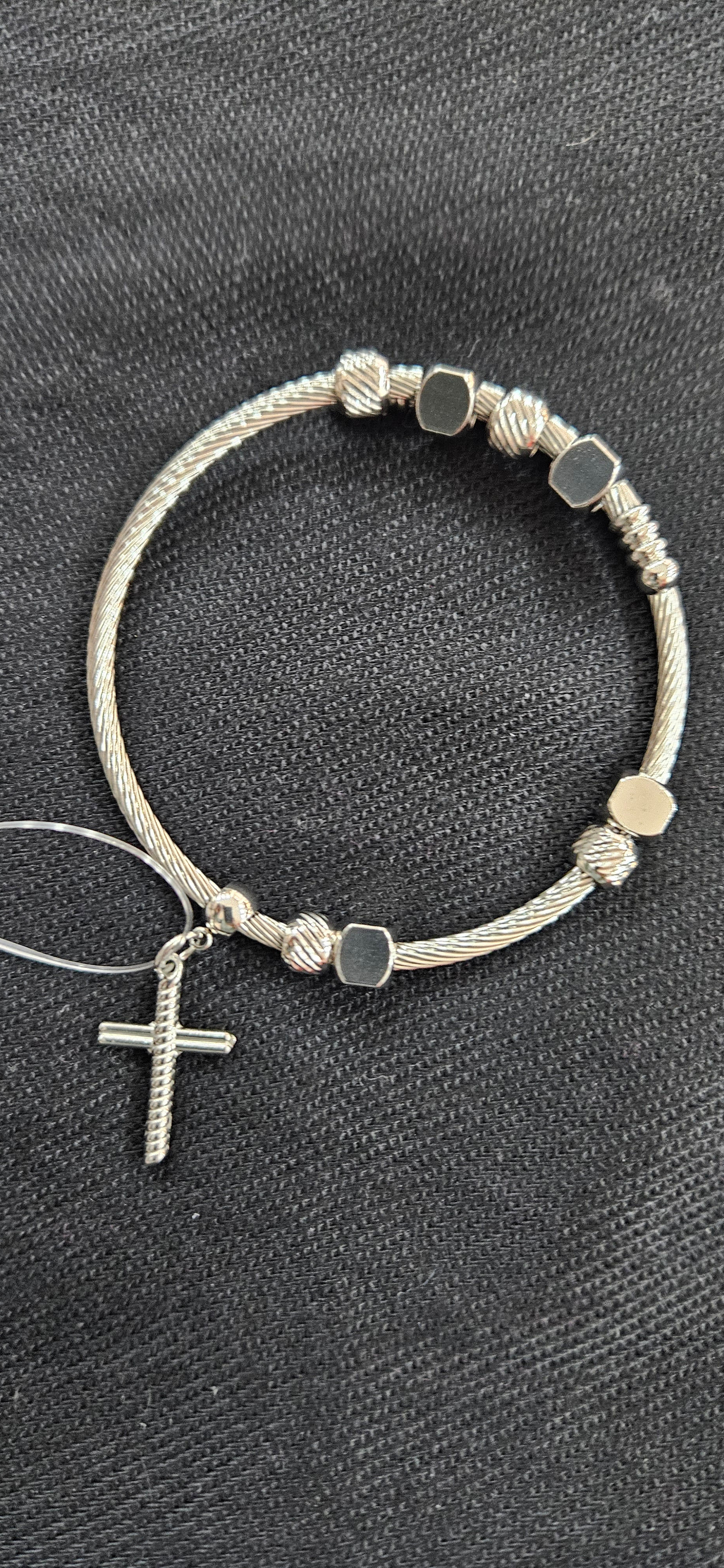 BRACELETE PINGENTE CRUZ E PEDRINHAS- AÇO INOX