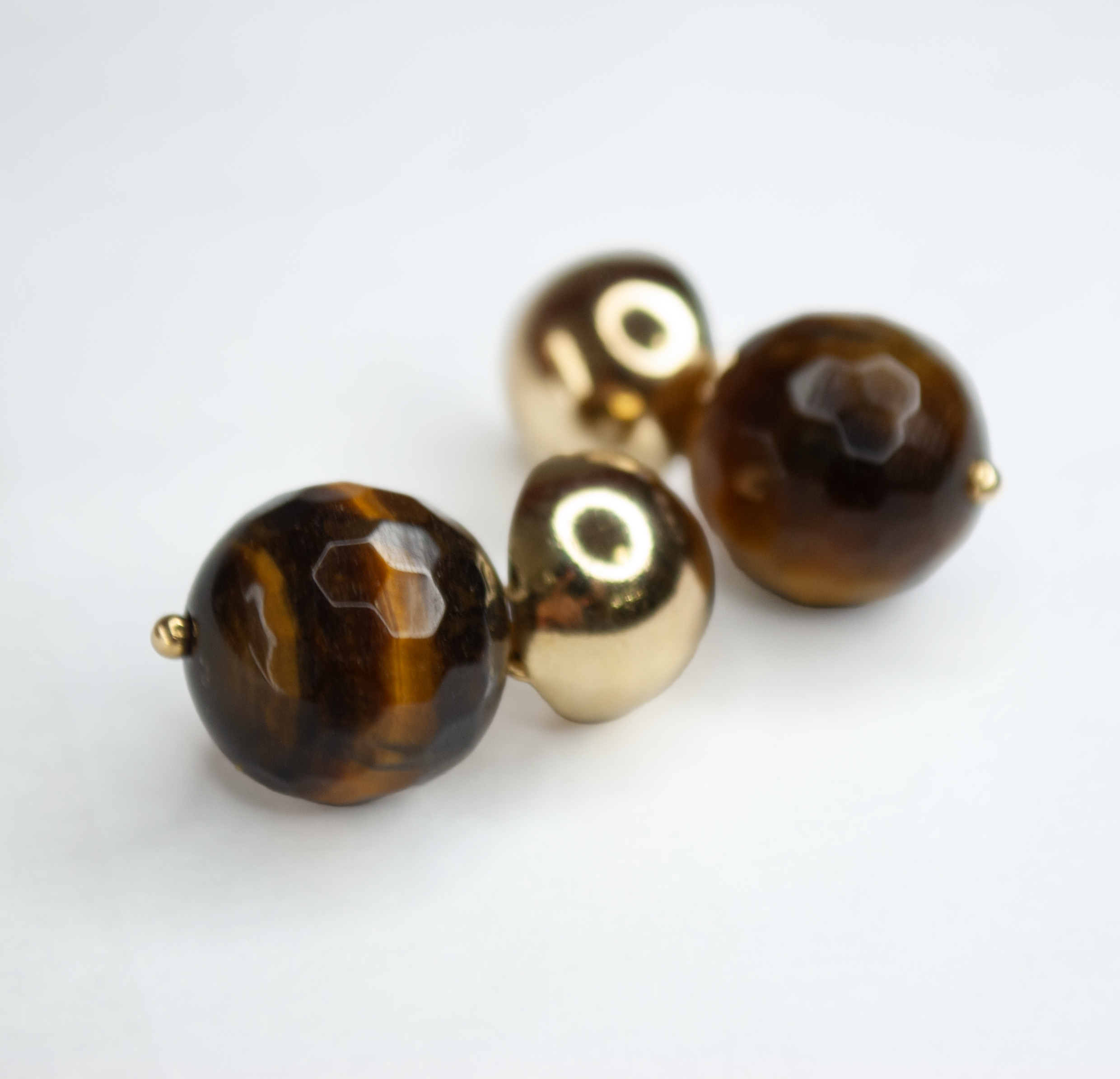 BRINCO BASE SEMIESFERICA COM PINGENTE OLHO DE TIGRE