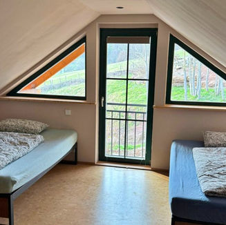 Schlafimmer mit 3 Queensize Betten im OG im Ferienhaus Auszeit am Küppel.