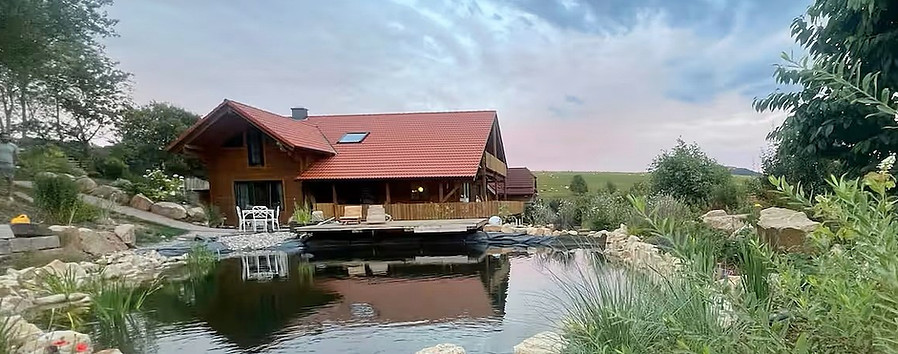Ferienhaus_auszeitamkueppel_hausuteich.JPG