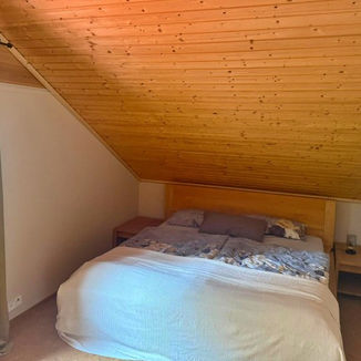 Schlafzimmer mit Doppelbett im Ferienhaus Auszeit am Küppel.