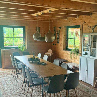 Großer Esstisch im Wohnzimmer im Ferienhaus Auszeit am Küppel.