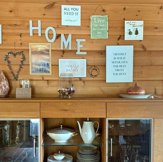 Buffet im Wohnzimmer des Ferienhaus Auszeit am Küppel.