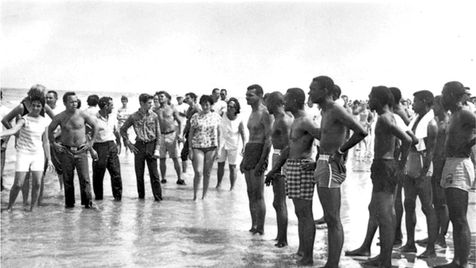 Confrontation between integrationists and segregationists at whites-only beach