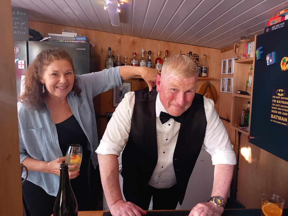 Reina and Dave Shoobridge were the genial hosts for the evening, with Dave making sure everyone got what they wanted to drink!