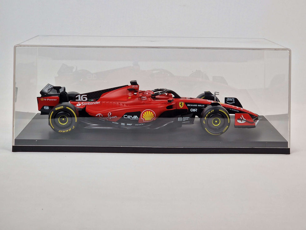 SF-23 Deluxe Edition | Ferrari C. Leclerc con casco del pilota e teca