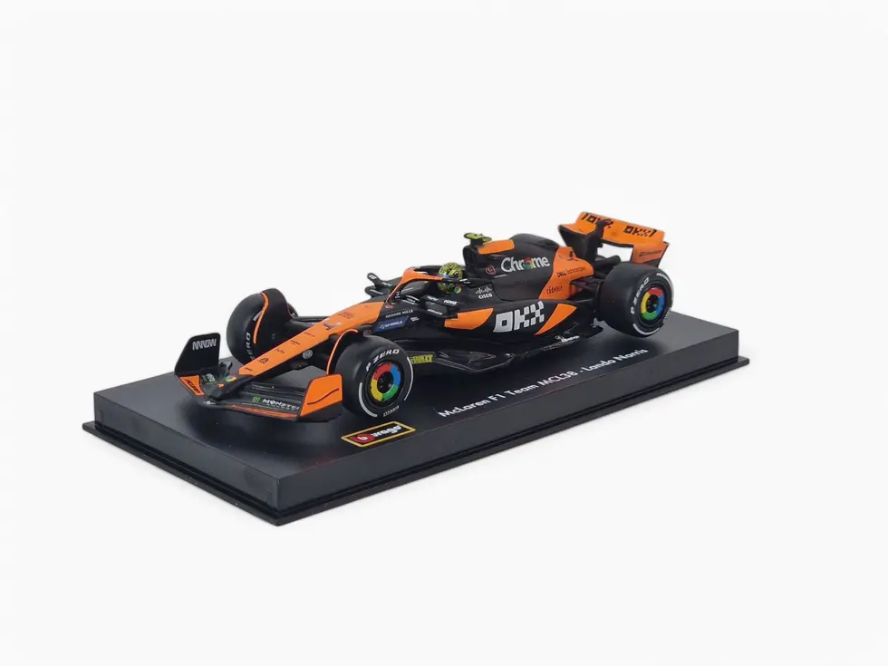 1/43 | McLaren MCL38 L. Norris con pilota e teca