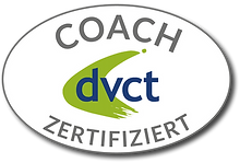DVCT-Logo: Weißes Logo mit grünem Pinselstrich, blauer und grauer Schrift ‚Coach DVCT zertifiziert.‘