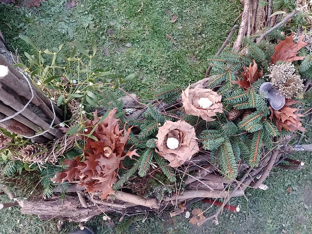Einsatz von Naturmaterialien beim Bau des grossen Adventkranzes im Pulvermühlpark