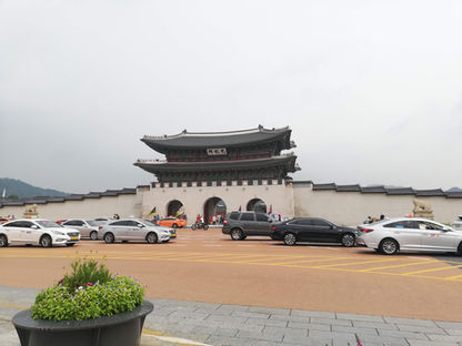 Ahora que estás planeando tu viaje y ya tienes itinerarios, horarios y vuelos, ¿recordaste que solo sabes de coreano lo que te han dejado los K-dramas y que no puedes andar diciéndoles a todos “oppa”?