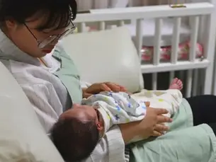 En este texto se abordarán las estrategias del gobierno surcoreano para aumentar el matrimonio y la natalidad, analizando sus beneficios, controversias y el impacto social que generan en mujeres y jóvenes.