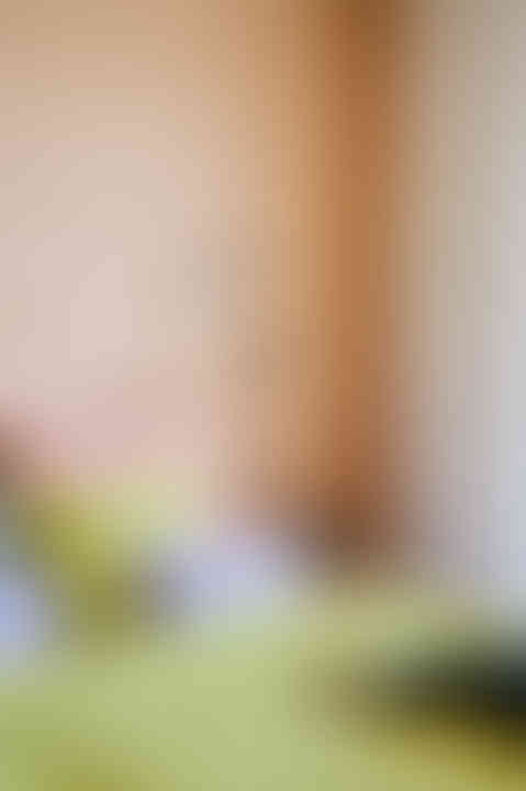 brzoskwiniowa ściana, mam plan studio, Ewelina Ziajkowska, tolomeo, artemide, pościel mumla