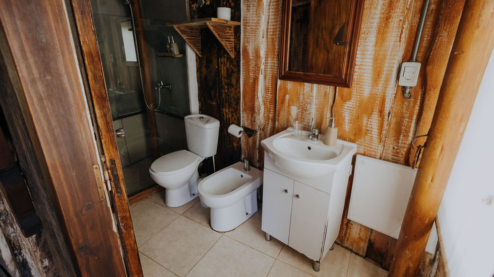 baño completo de madera