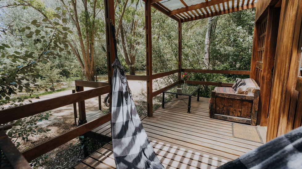 Hamaca paraguaya en el deck en el bosque 