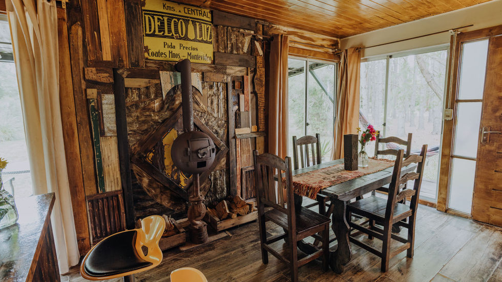 comedor con ventanas al bosque