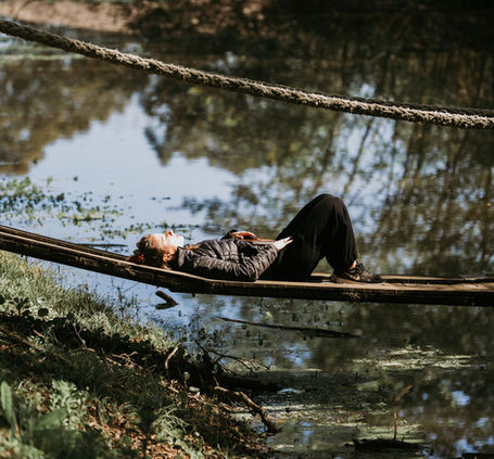 Siesta en un puente