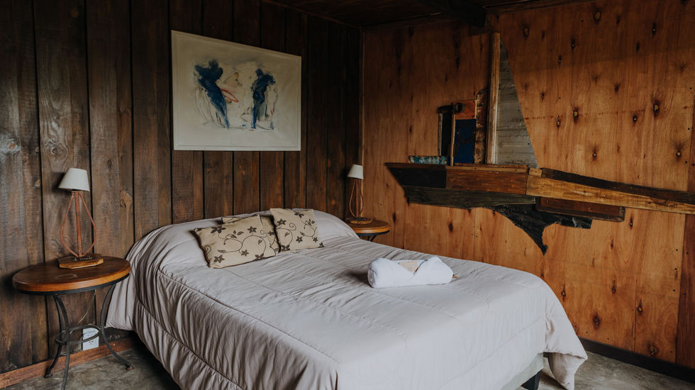 habitación matrimonial con ambientación de madera