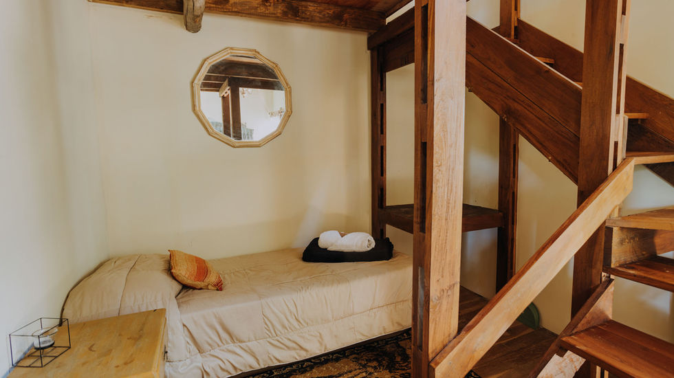 cama individual en cabaña