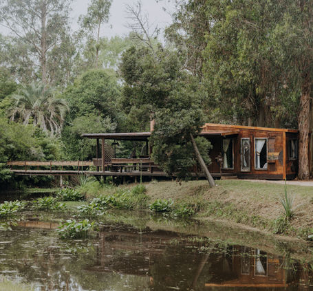 Cabaña y laguna 