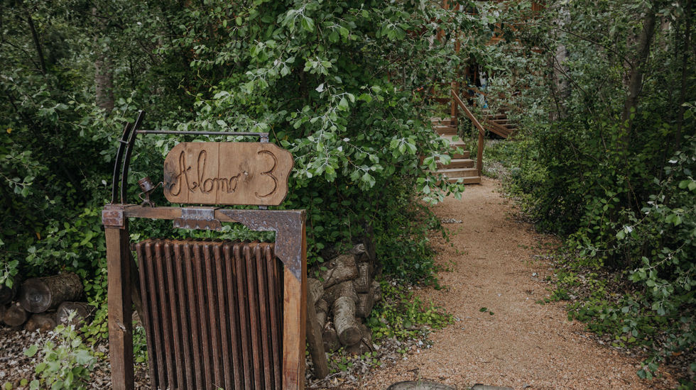 entrada de cabaña en el bosque