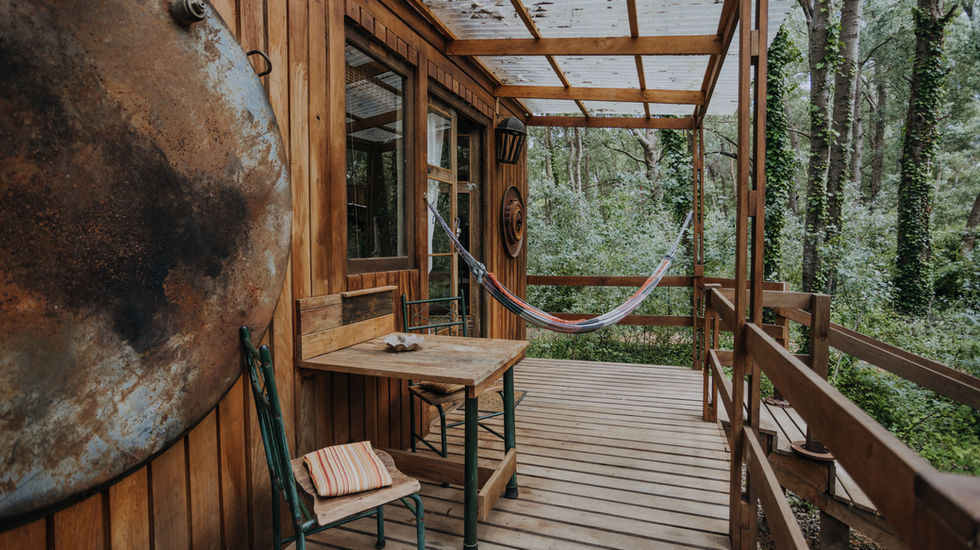 deck de madera con hamaca paraguaya
