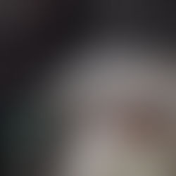 Mujer tose sobre un bebé tras quitarse la mascarilla