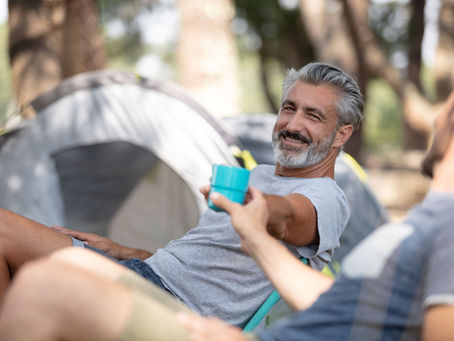 Camper en tente pour la première fois : le guide complet pour se lancer sans stress 🏕️