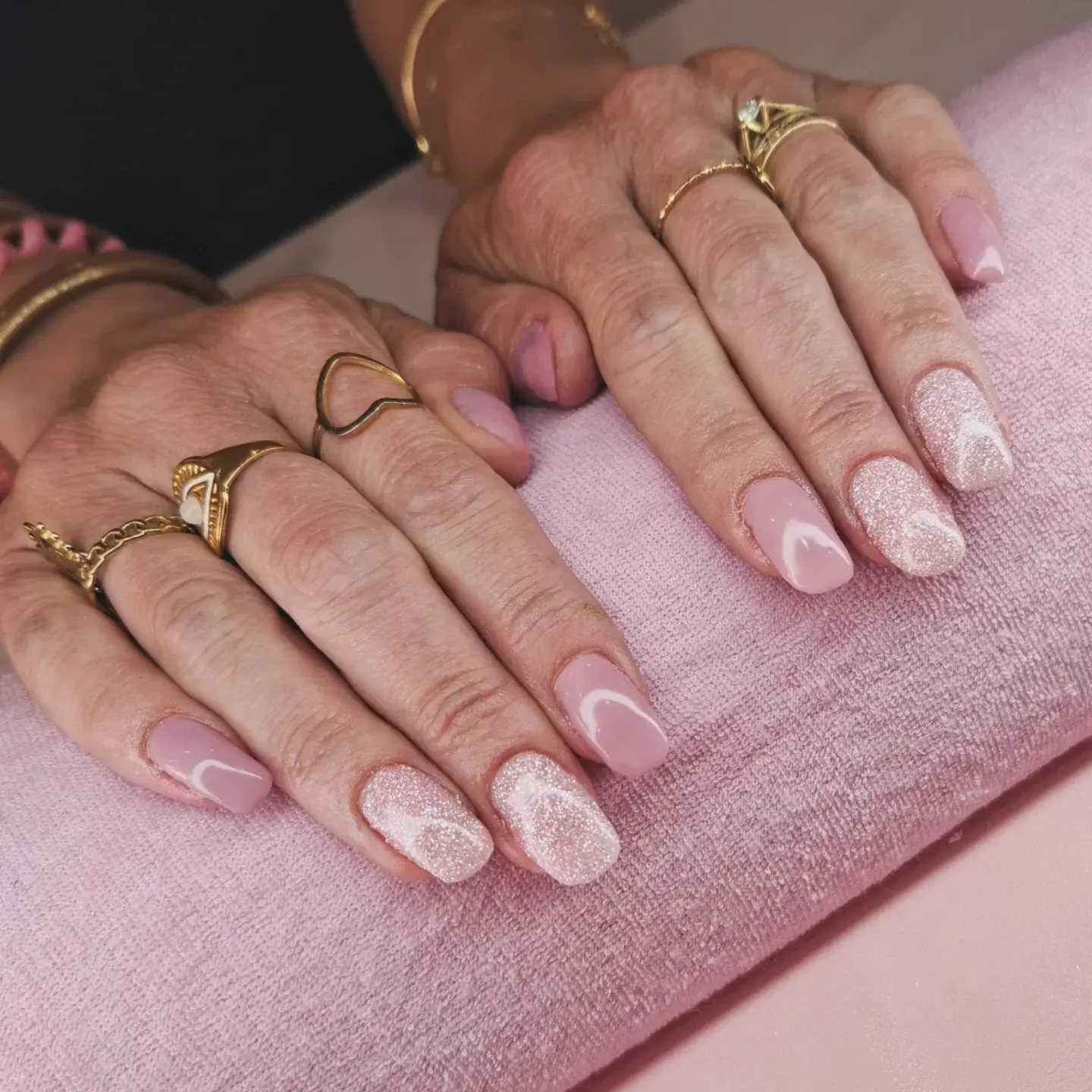 Exemple de gainage porcelaine rosé, technique douce et naturelle pour renforcer les ongles, inspiration utilisée par le salon Les Ongles de Maddy à Pont-de-Beauvoisin (73).