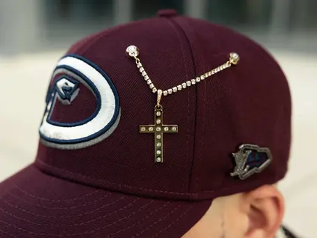 Şapka Pinleri: Kişisel Tarzın Küçük Ama Etkili Dokunuşu