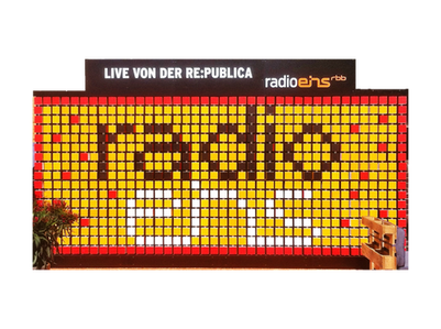 Anzeigetafel im Retro-Pixelstil, Radio Eins Branding mit 'LIVE VON DER RE:PUBLICA