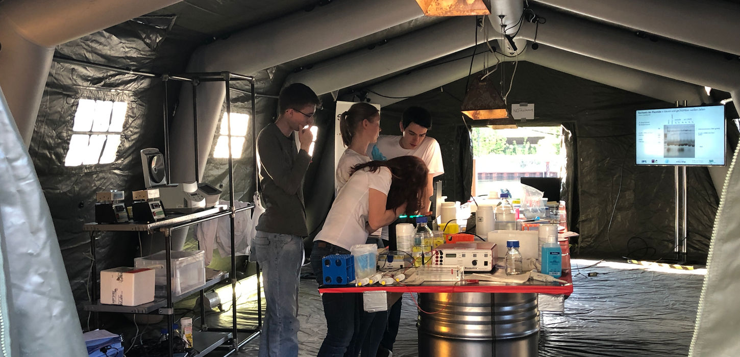 Indoor Militärzelt mit aufgebauter Labpr