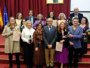 El rector de la Universidad de Sevilla con las personas reconocidas