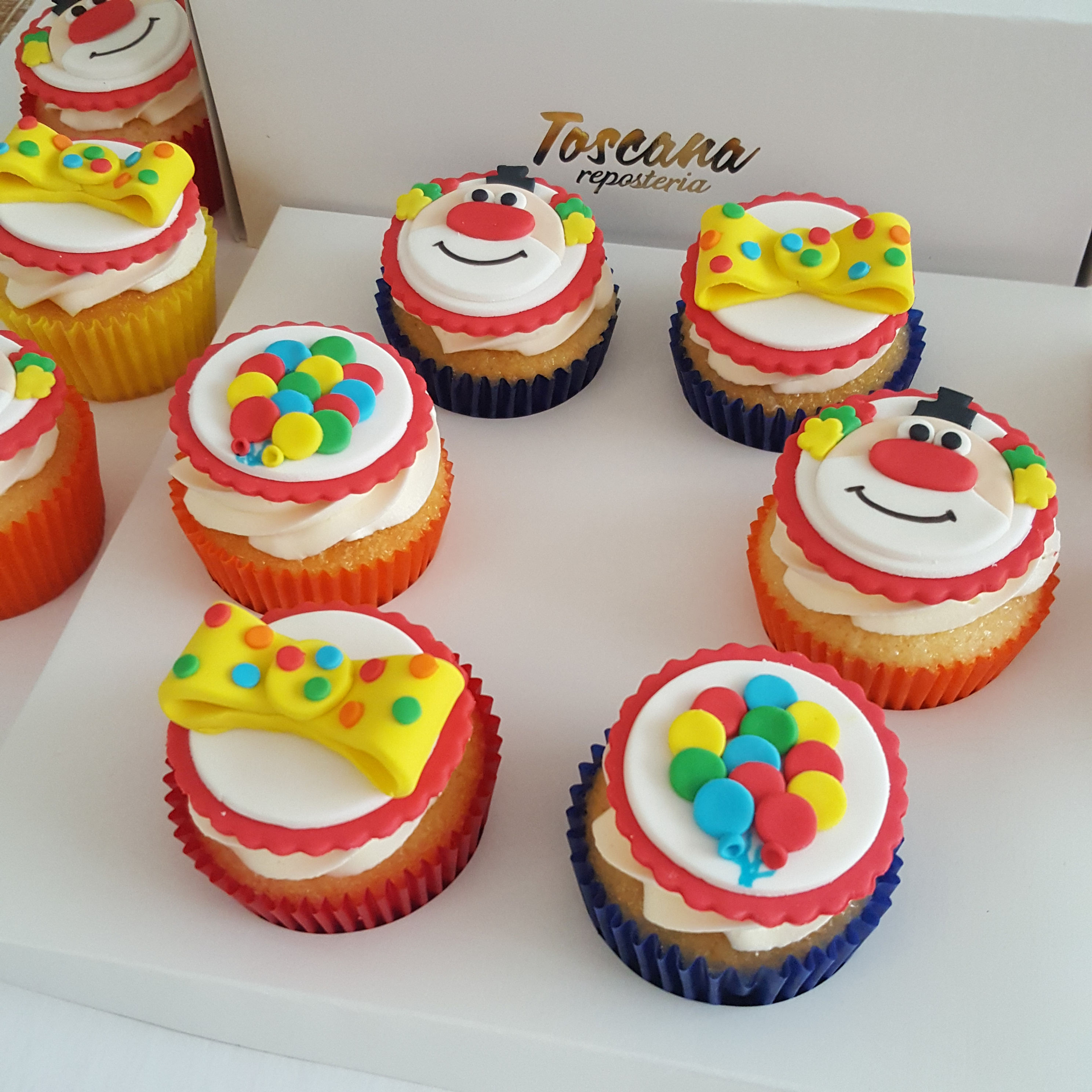 Caja de cupcakes decorados