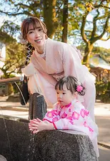 太宰府天滿宮裡媽媽同小朋友著和服，福岡旅拍溫馨親子照