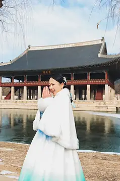 一位香港女士穿韓服在景福宮慶會樓前拍個人寫真