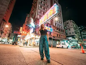 香港夜景與霓虹燈下的城市人像照片