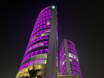 AMCHAM BOLIVIA VISTE DE ROSA A MANZANA40 EN APOYO A LA LUCHA CONTRA EL CÁNCER DE MAMA