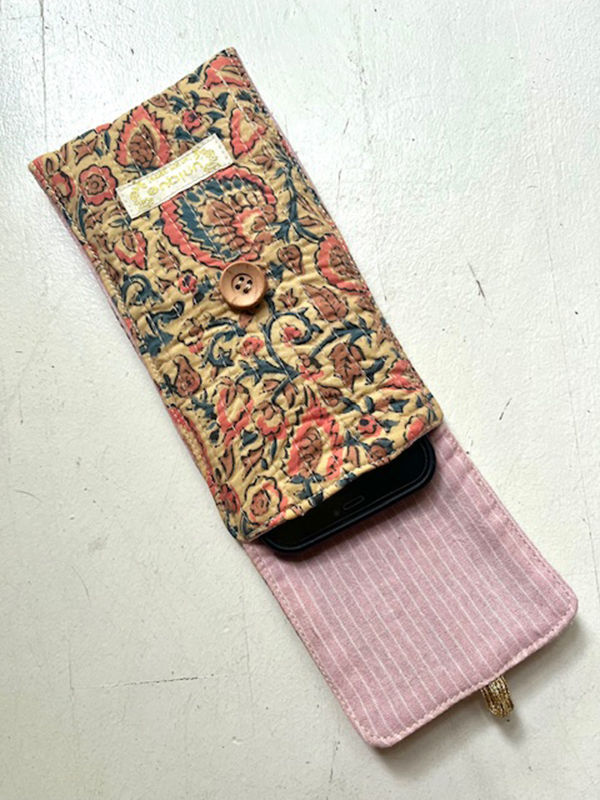 Étui à lunettes fleuri en tissu avec bouton et intérieur rose à rayures, unique en son genre.