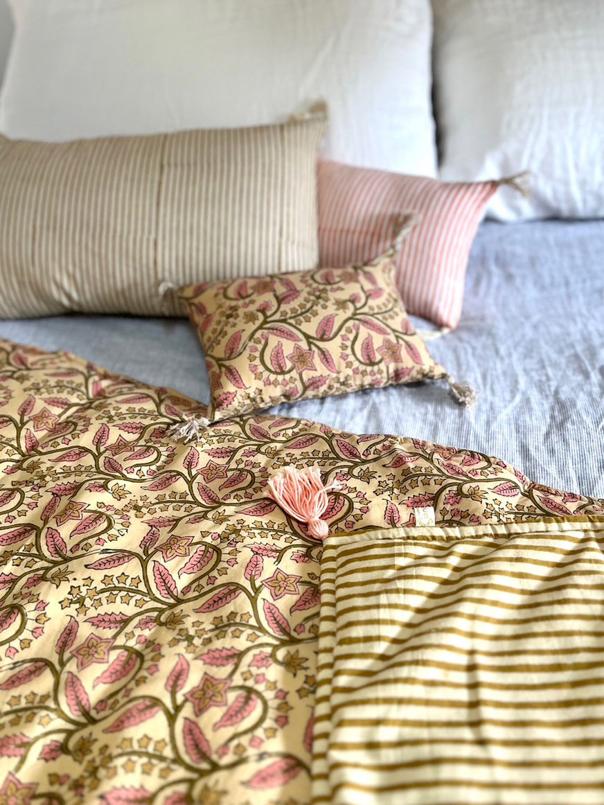 Drap de lit avec coussins et couverture à motifs floraux, unique en son genre.