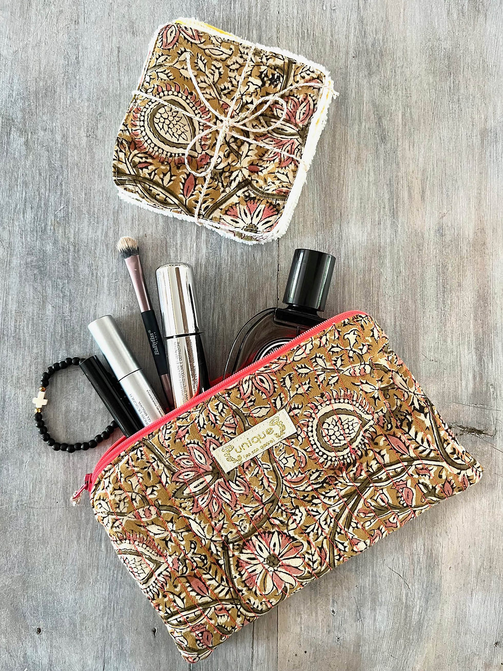 Trousse à maquillage ouverte avec produits cosmétiques, motif doré et floral, unique en son genre.
